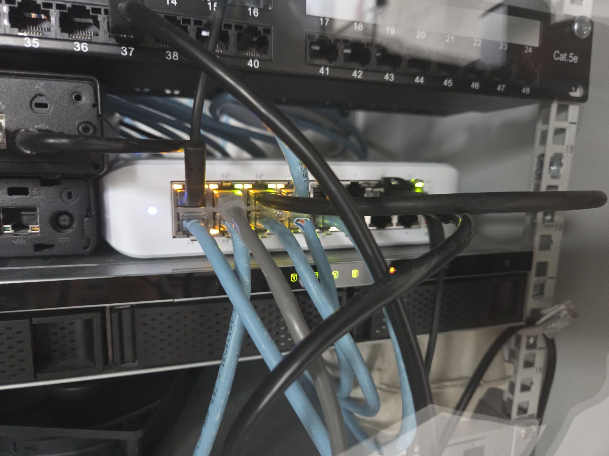 Switch ubiquiti usw lite 16 poe, box gwarancja do listopada 2026