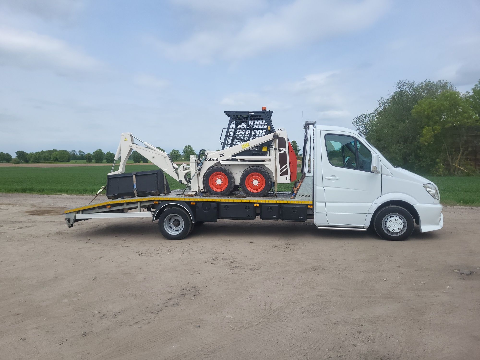 Transport maszyn , pomoc drogowa , auto holowanie , autolaweta .