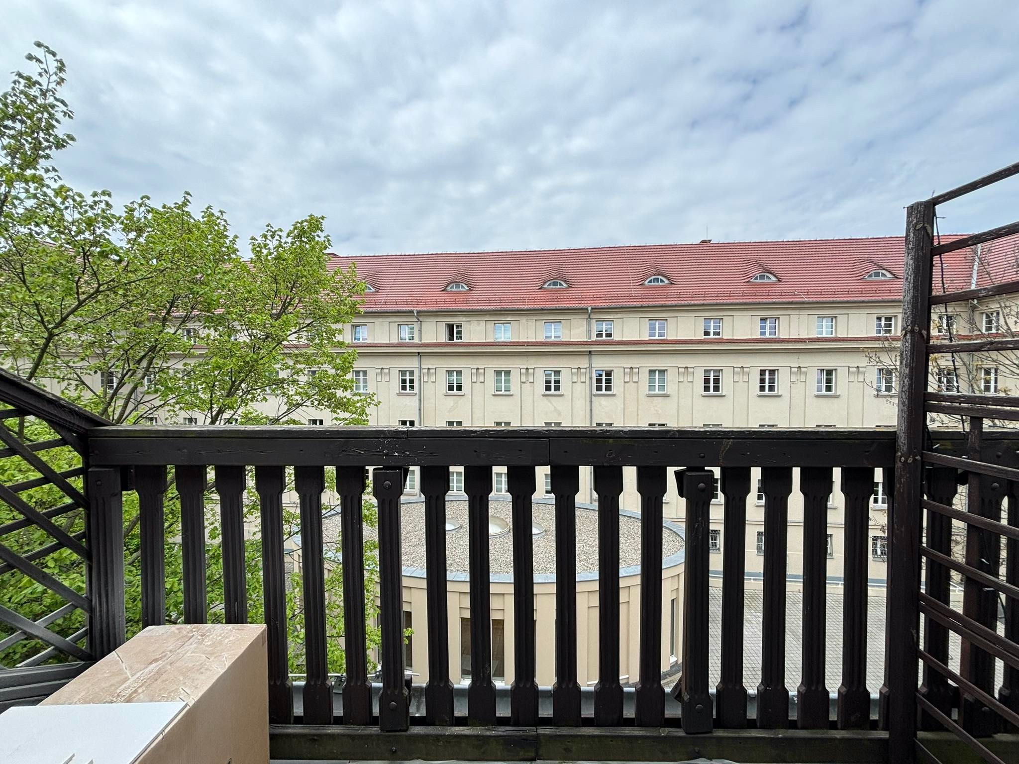 Jasny pokój z balkonem dla studenta w sercu miasta