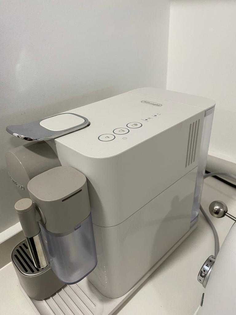 Máquina de Café Nespresso Delonghi Latissima One Branca