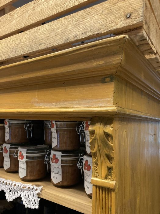 Stary drewniany kredensik