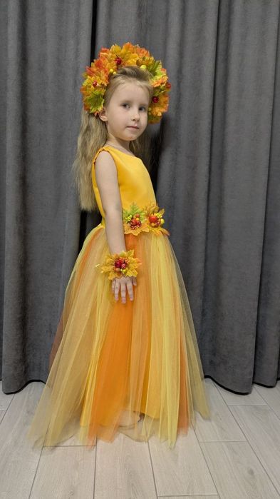 Осінь. Сукня на свято осені. Осінній листочок.