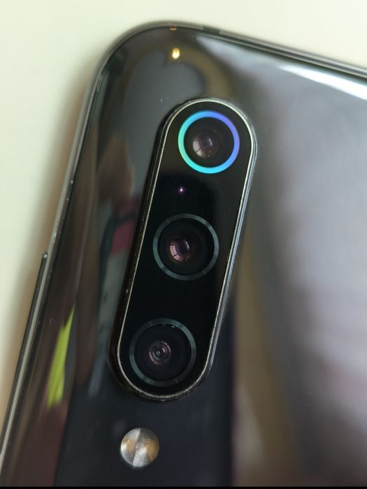 Xiaomi Mi 9 як новий, батарея 125% нова, торг обмін