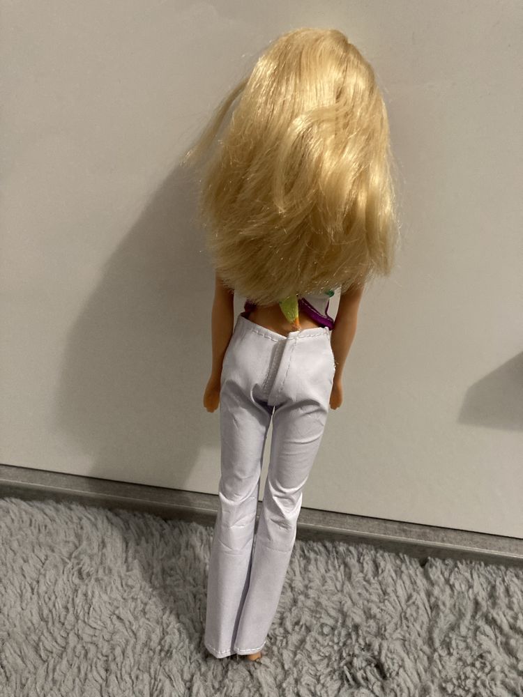 Lalka Barbie w białych spodniach