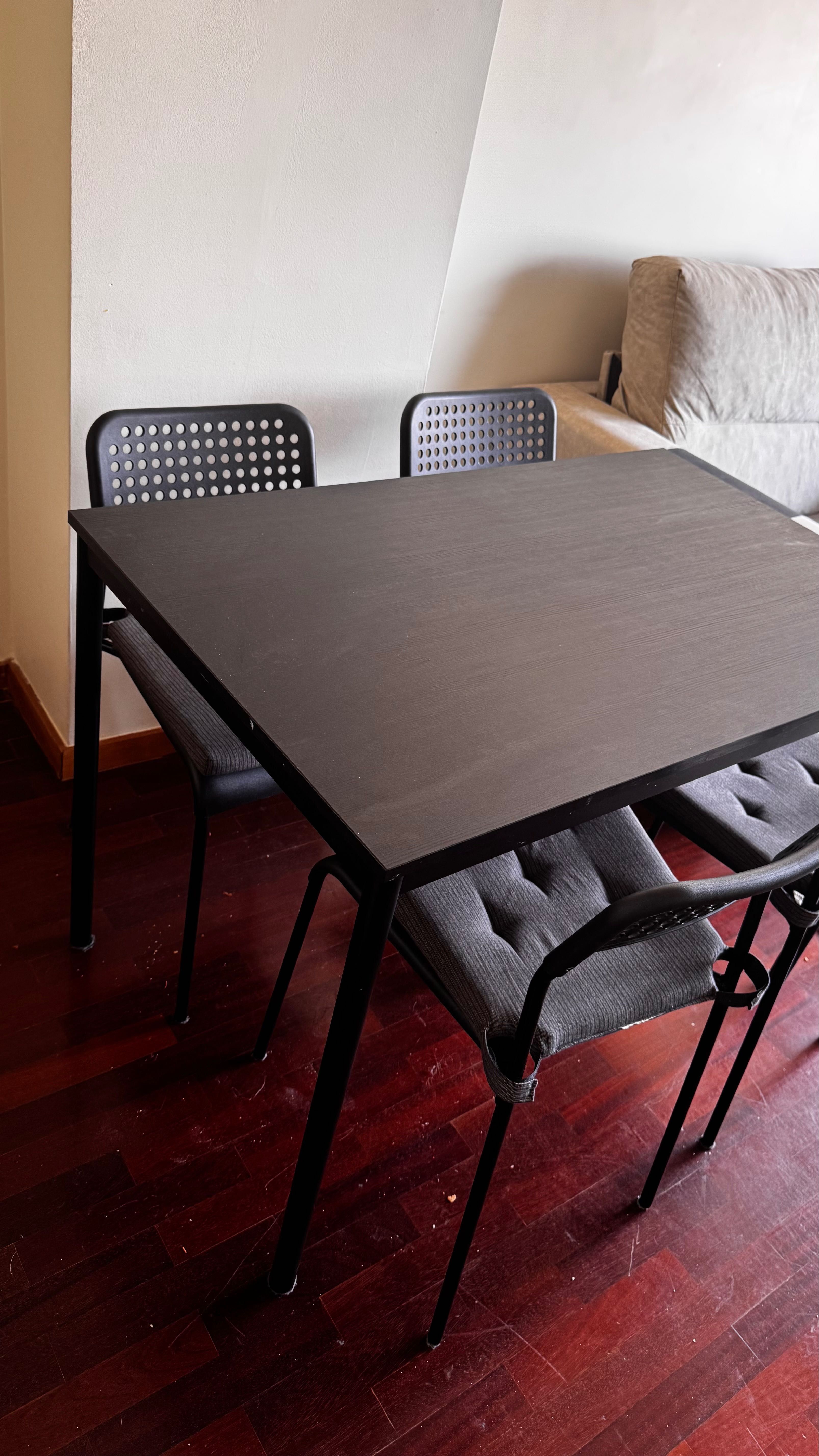 Conjunto de mesa e cadeiras 80€ disponível