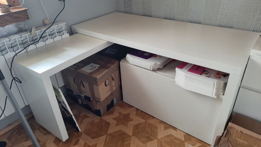 Biurko Ikea Malm z wysuwanym panelem