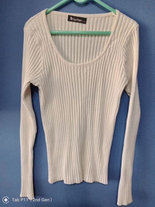 Sweter prążkowany z dekoltem L/XL