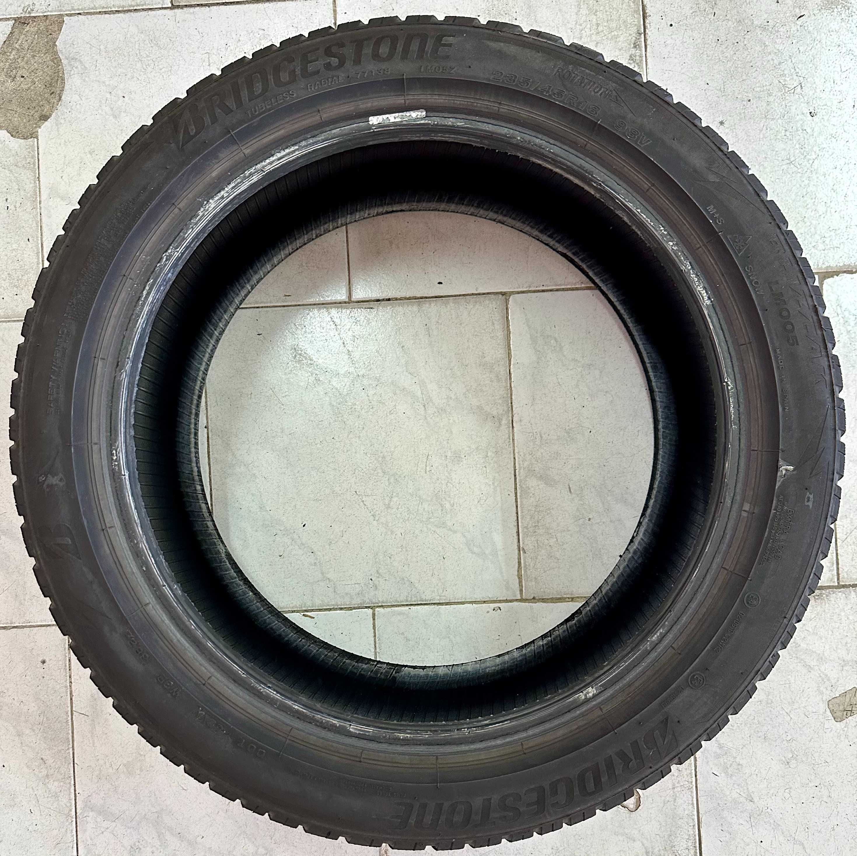 Pneus Bridgestone 235 45 R18 - Excelente estado