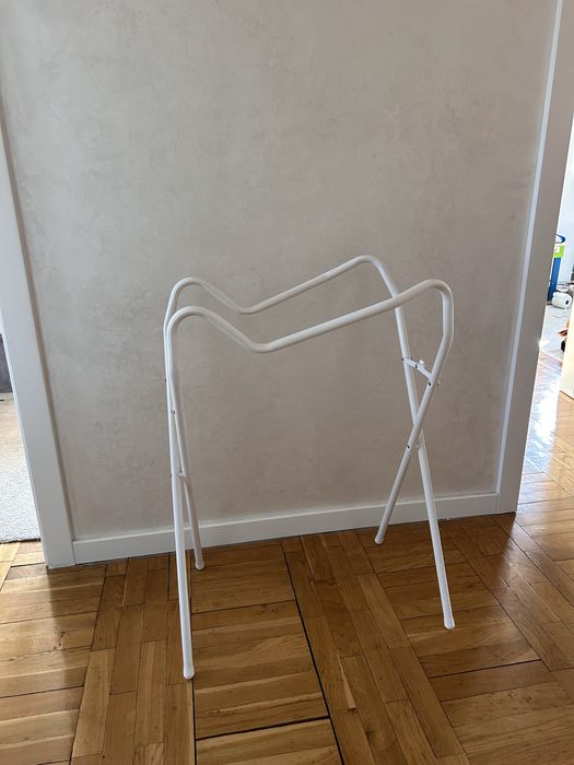 Stojak pod wanienkę dla niemowlaka