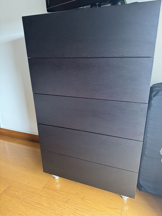 Quarto (cama, camiseiro e mesa de cabeceira)