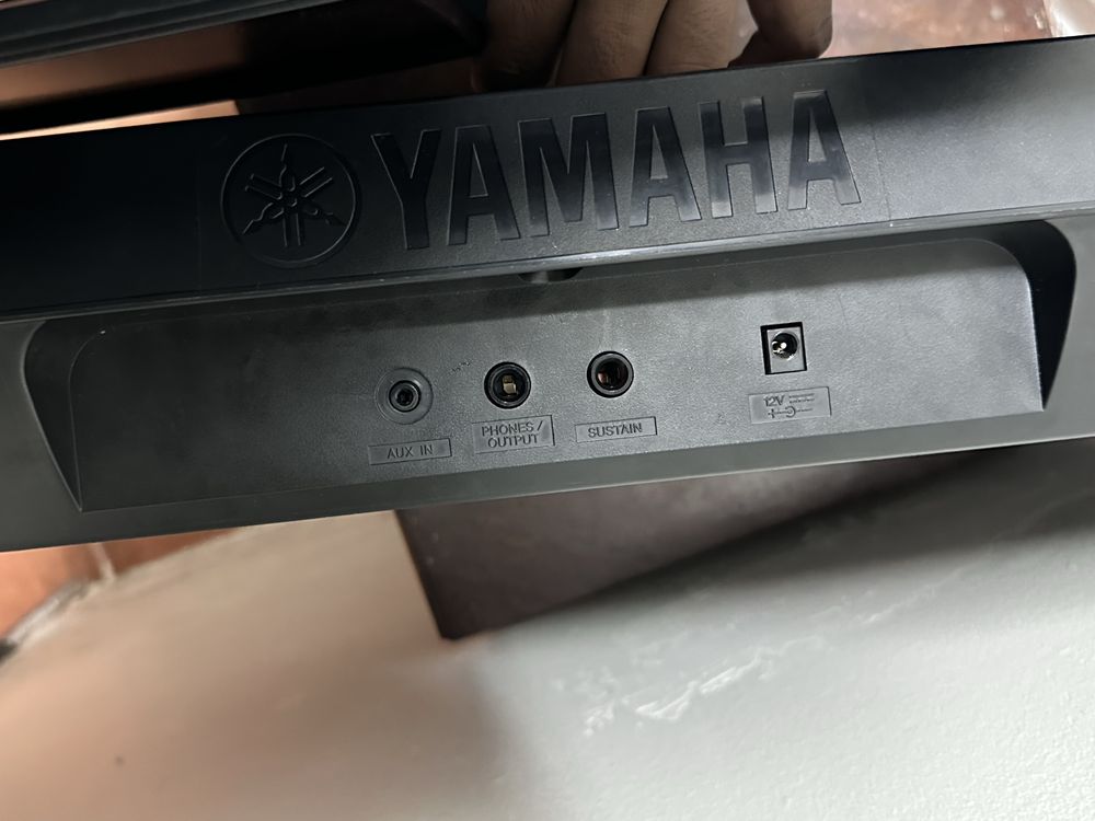 Teclado Yamaha PSR-E283 semi novo