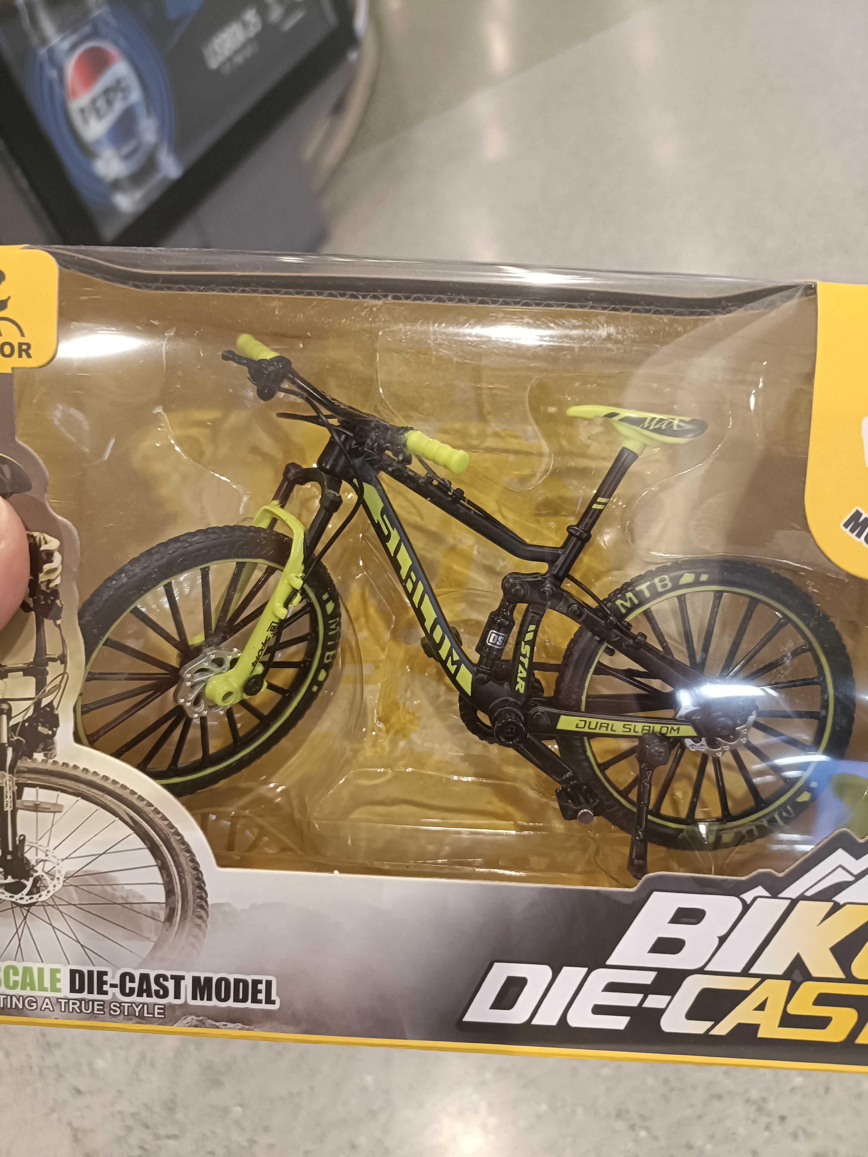Bicicleta miniatura de coleção em caixa
