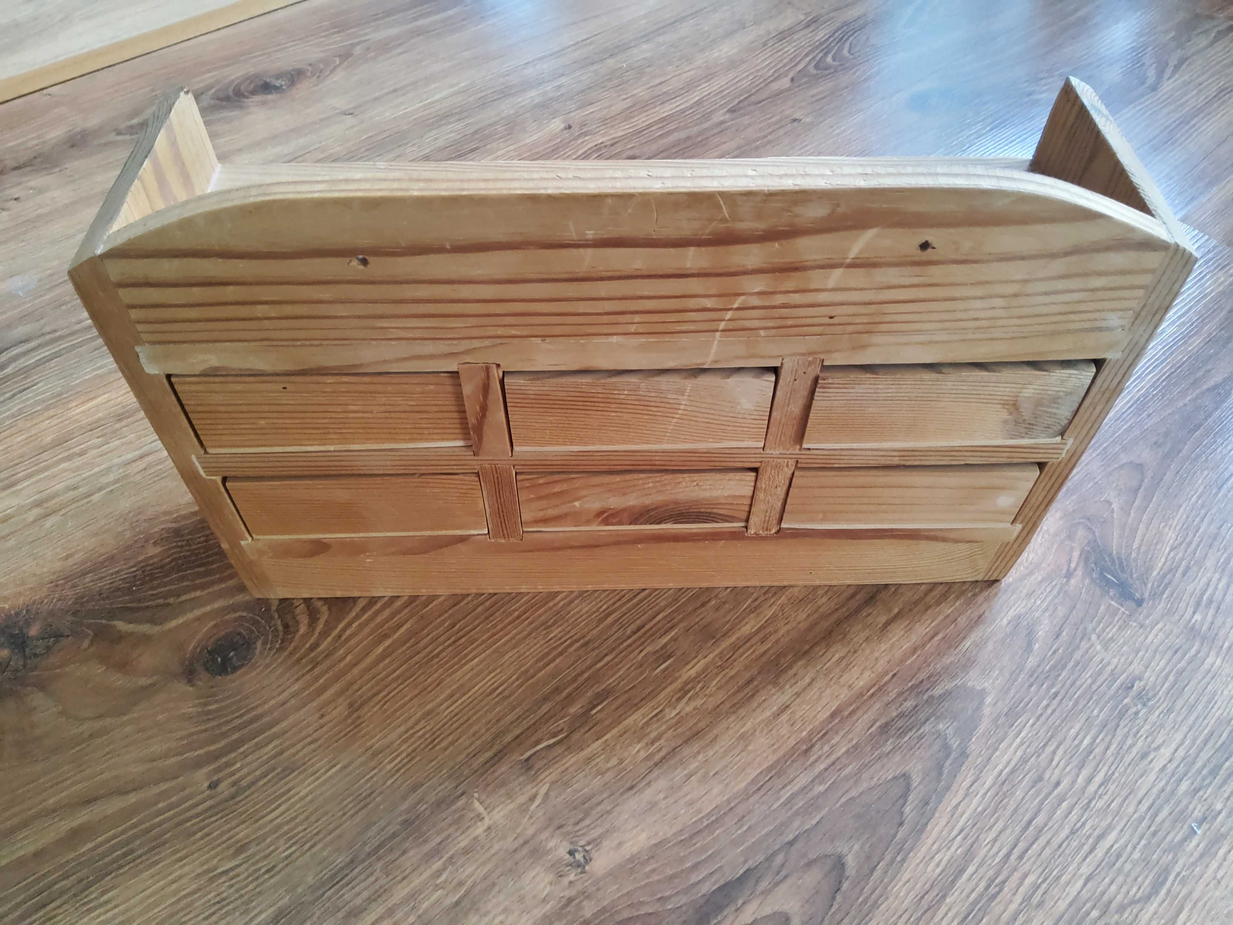 Drewniana półeczka z szufladkami