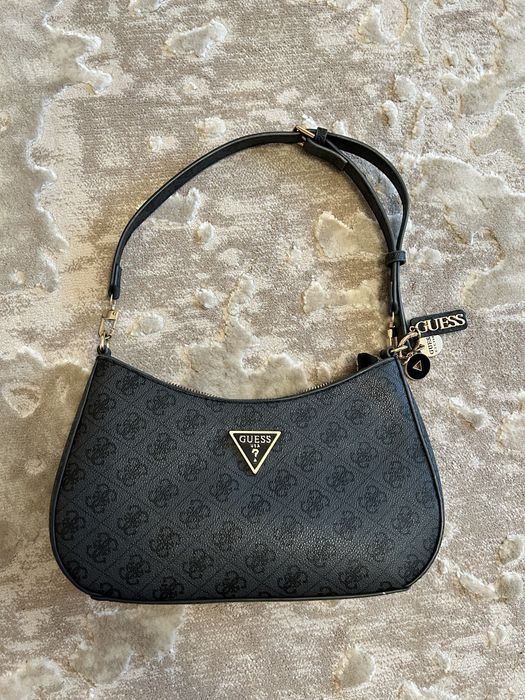 Сумка Guess.