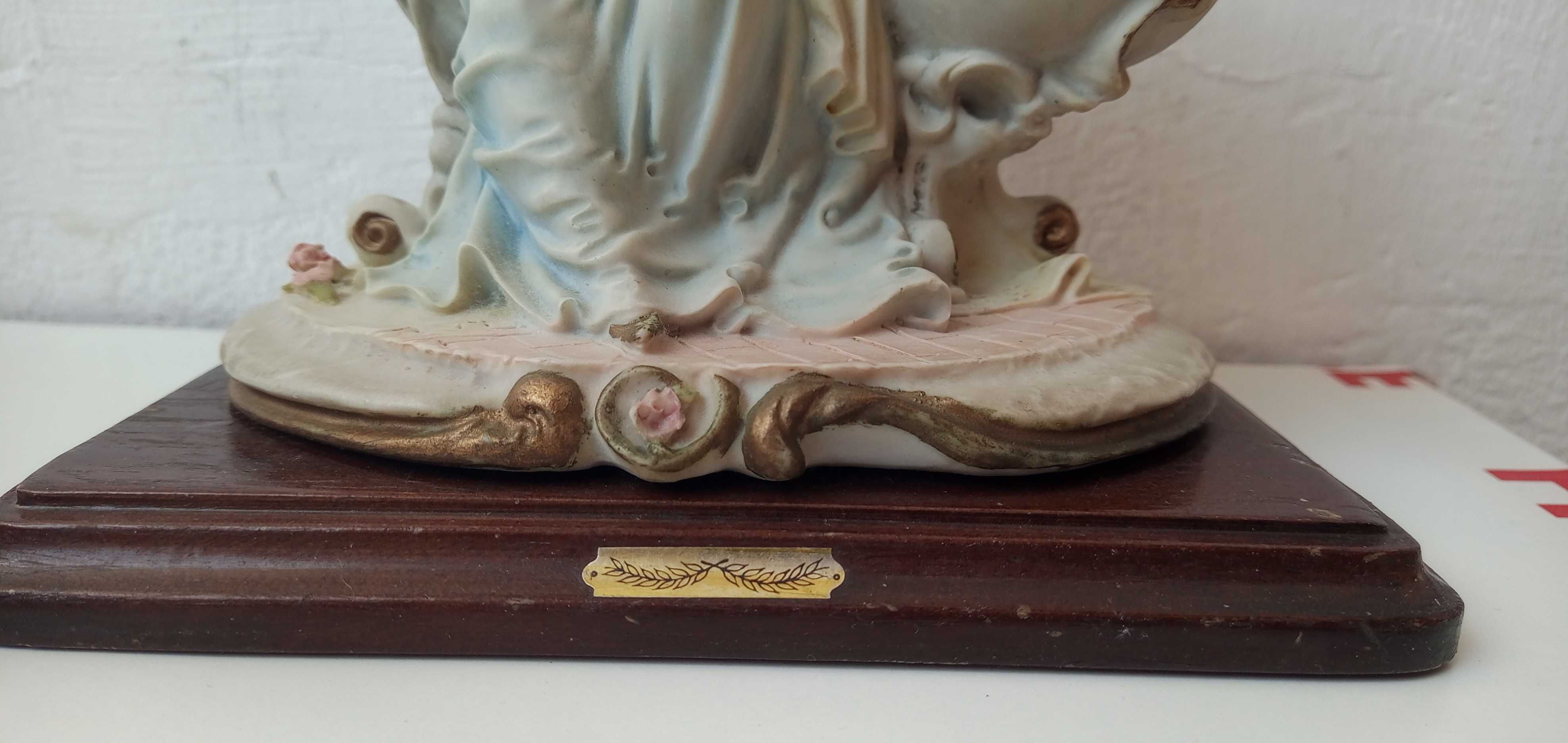 Estatueta com base madeira 20€