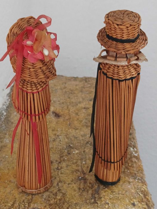 Bonecos feitos de palha trançada