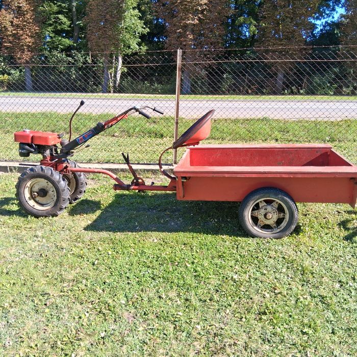 Traktorek z przczepko ogrodowy