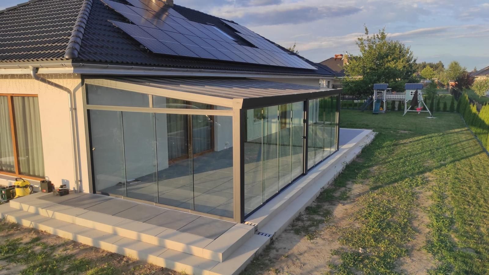 Drzwi szklane przesuwne, szkło 10 mm hartowane, tory aluminiowe, zewn.