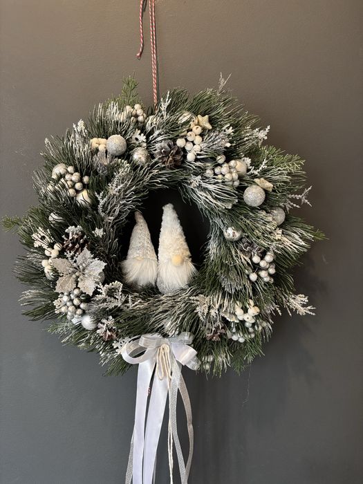 Świąteczny wieniec bożonarodzeniowy na drzwi z krasnalami, wianek