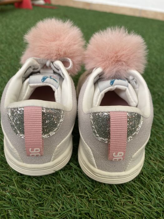 Tenis brancos com pompons menina tamanho 23