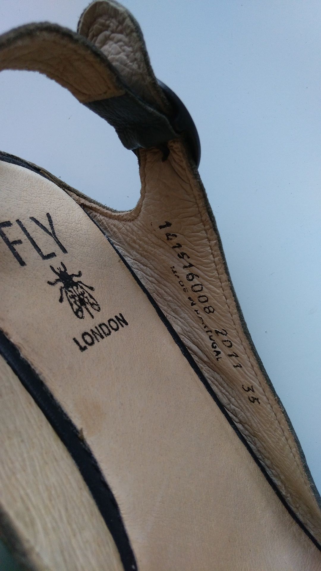 Sandália Fly London cinza azulado como novas