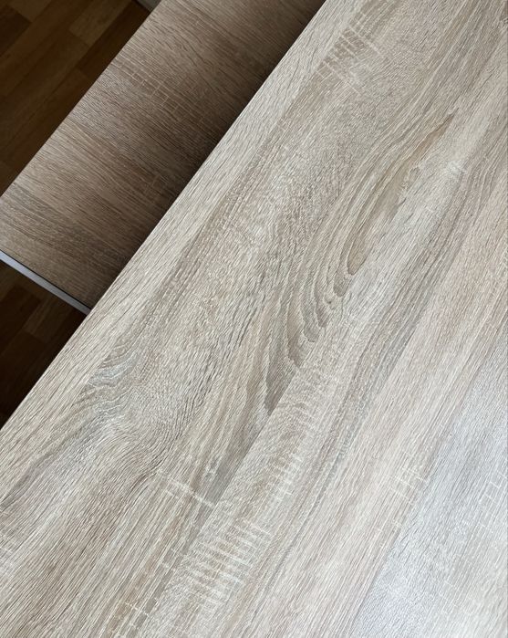Biurko w kolorze jasnego jesionu z wysuwaną półką, szufladą i szafką