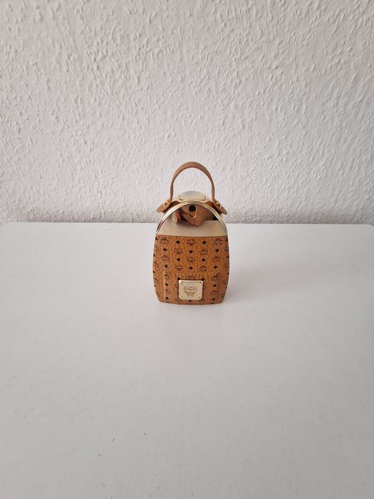 Opakowanie po perfumach MCM.