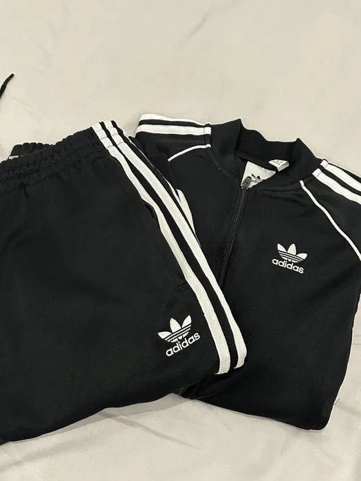 Fato da adidas superstar disponível