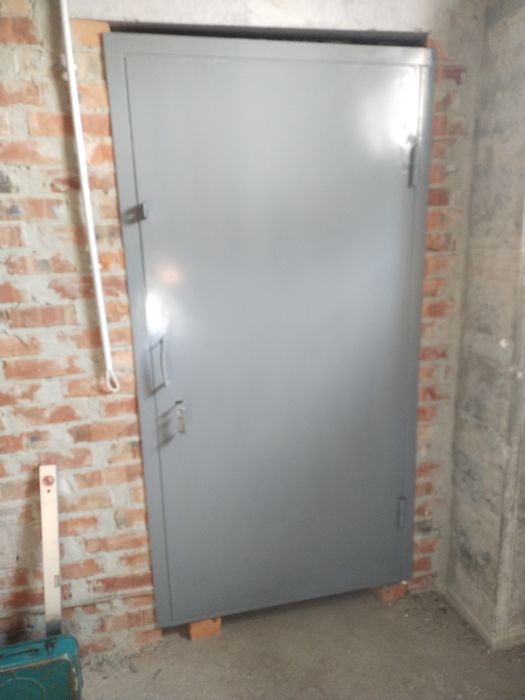 Двері металеві підвальні, кладовочні