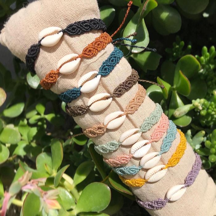 Pulseiras de macramé e cristais