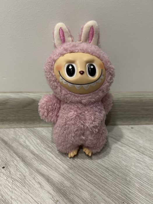 Лабубу у рожевому колері