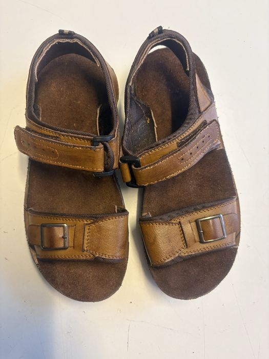 Sandálias castanhas