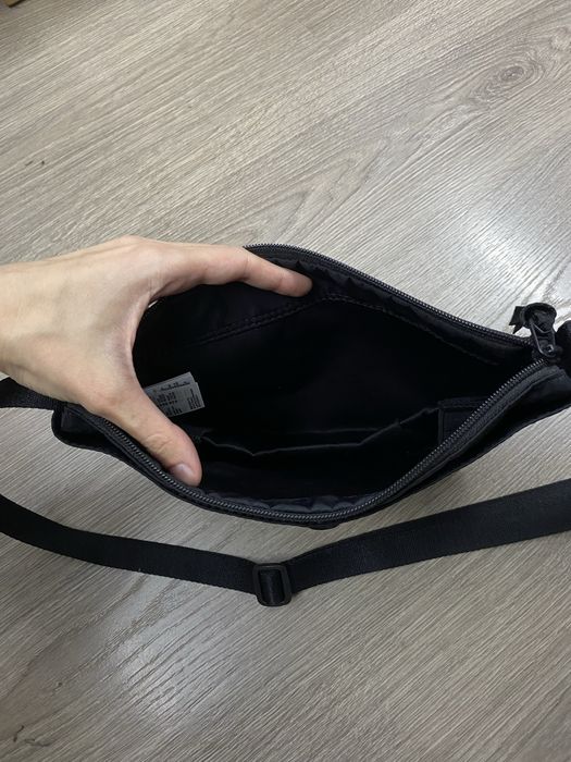 Сумка міні через плече сумочка бананка Uniqlo чорна жіноча чоловіча