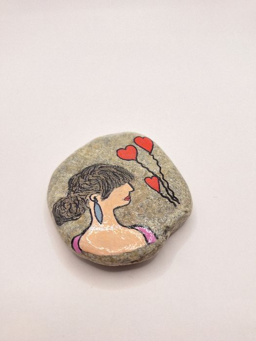 Ręcznie malowany kamień dziewczyna kobieta z serduszkami walentynki