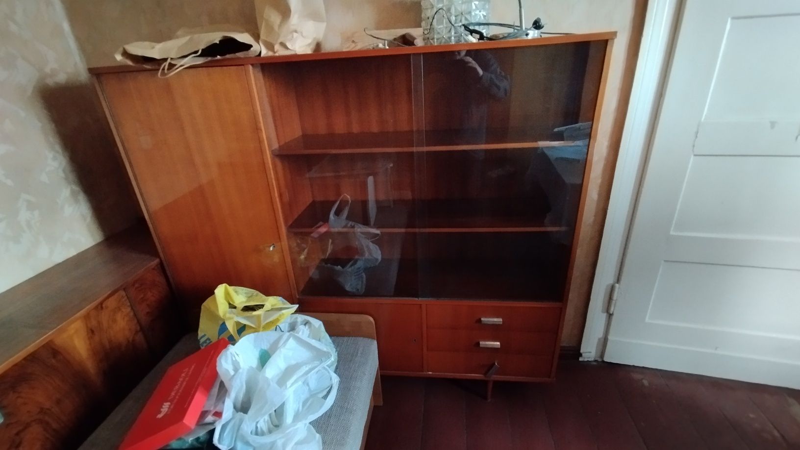 Kredens, wysoki połysk z czasów PRL