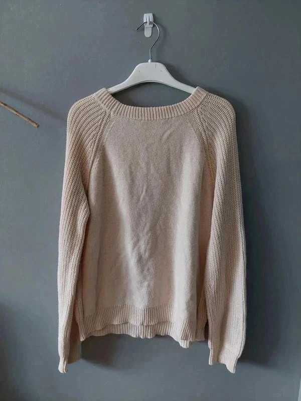 Sweter beżowy w serca sweterek