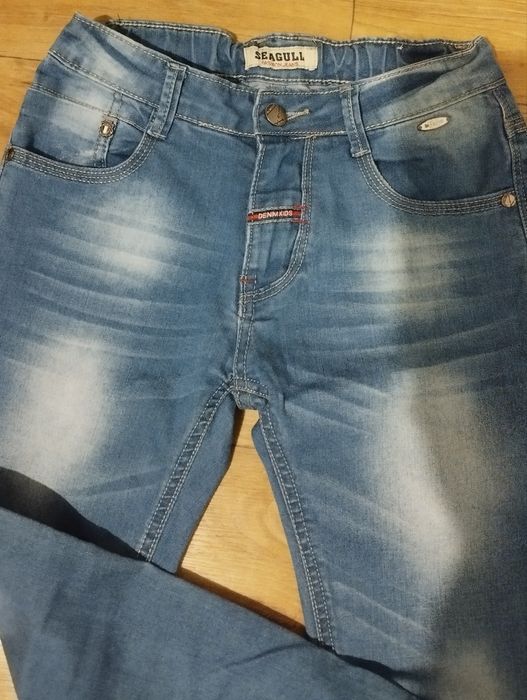 Джинси 134 см; спортивні штани 128 см