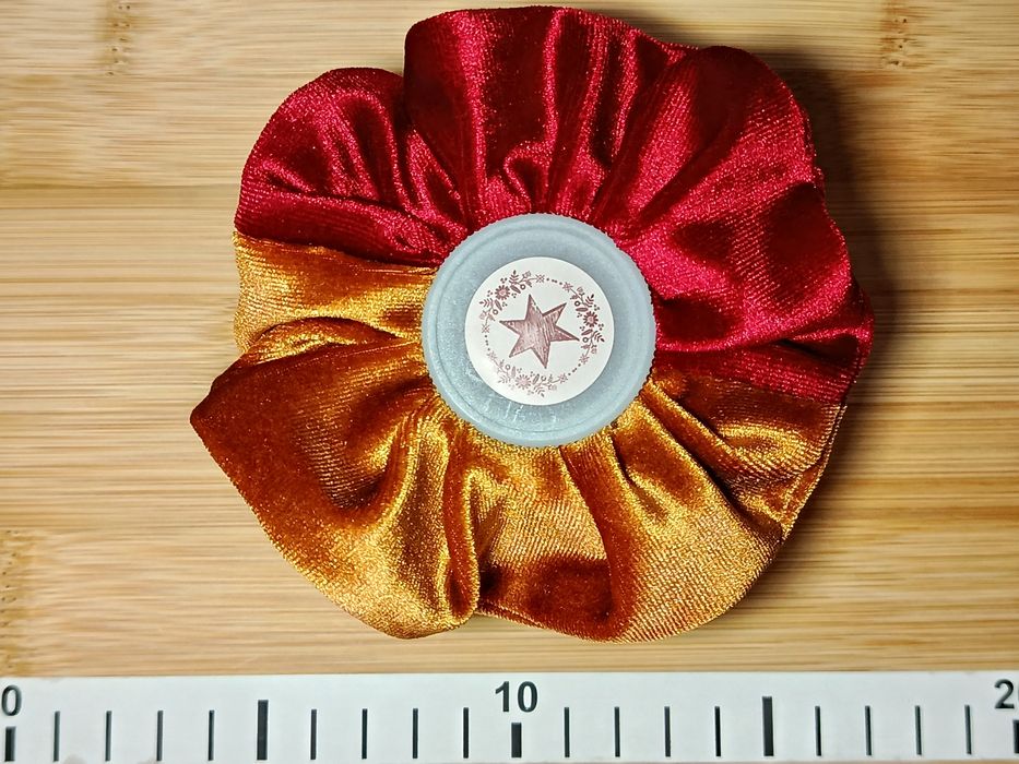 Aksamitna scrunchie średniej wielkości (czerwono-złota)