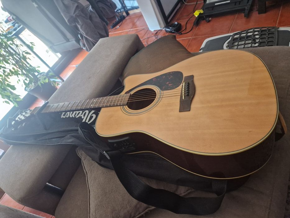 Guitarra Eletro-acústica  Yamaha