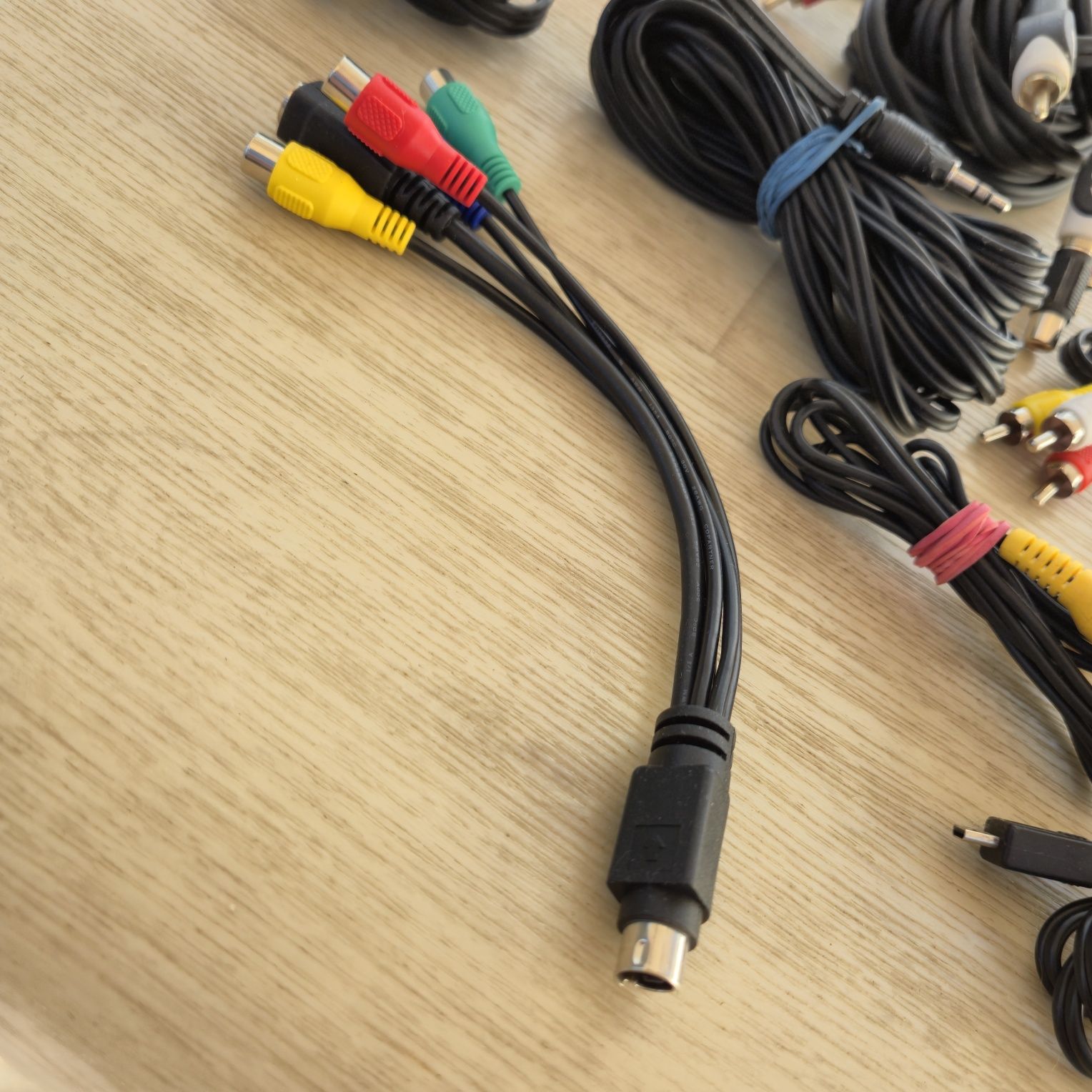 Набір кабелів
USB-micro USB 
3 RCA- 3 RCA