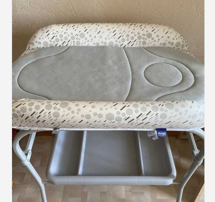 Пеленальний столик chicco з ванночкою