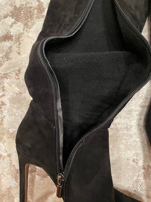 Натуральні високі ботфорди на шпильці