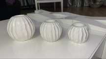 três bolas decorativas com suporte para velas