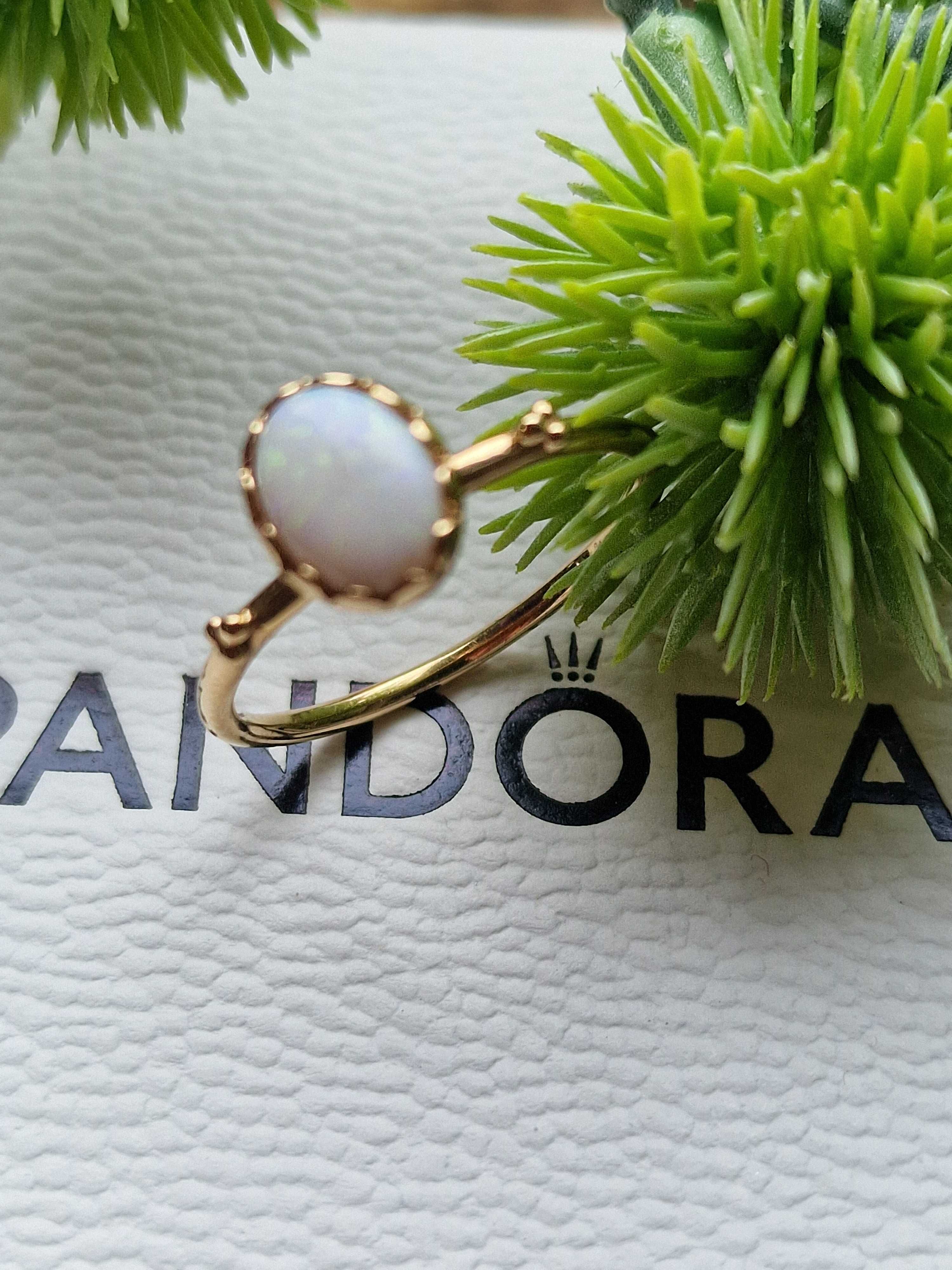 Pandora oryginalny pierścionek biały opal