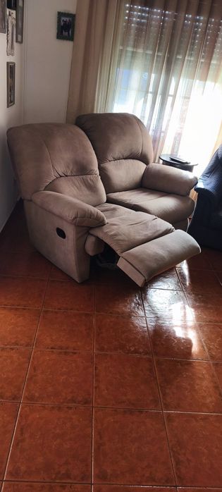 Sofá reclinável e retrátil de dois lugares.
Sofá Reclinável: O encosto