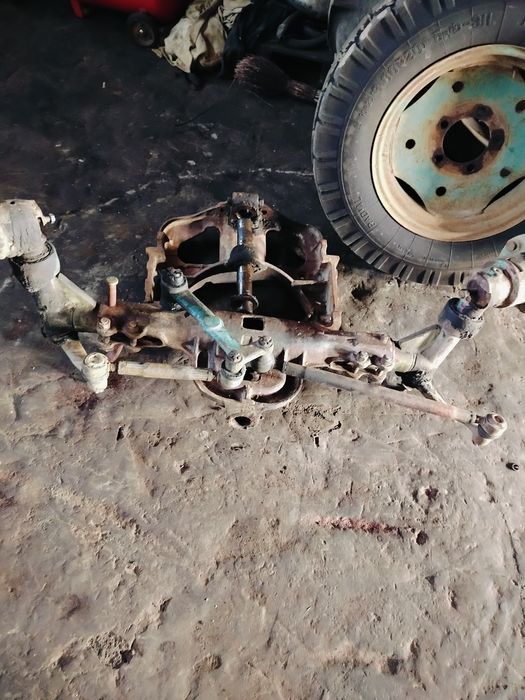Задній міст трактора ЮМЗ-6 і інші запасні частини.