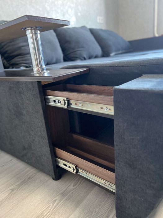 Кутовий диван у гарному стані з нішами для зберігання