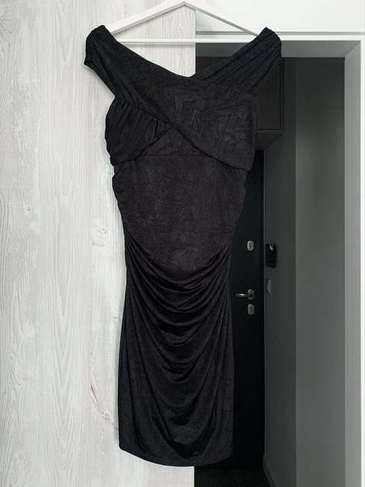 Guess sukienka midi zwiewna letnia hiszpanka odkryte ramiona czarna