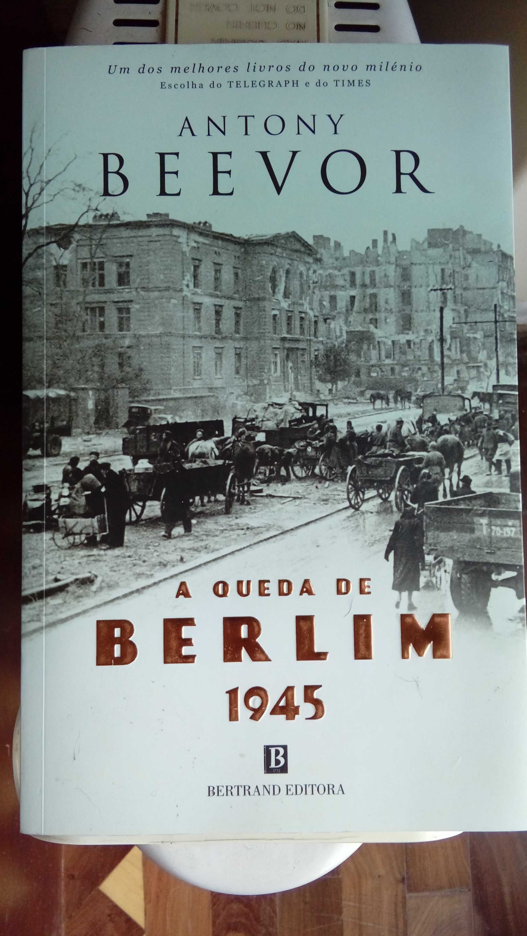 "A Queda de Berlim - 1945" de Antony Beevor.