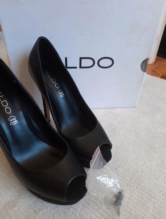 Sapatos altos com brilhantes  da Aldo